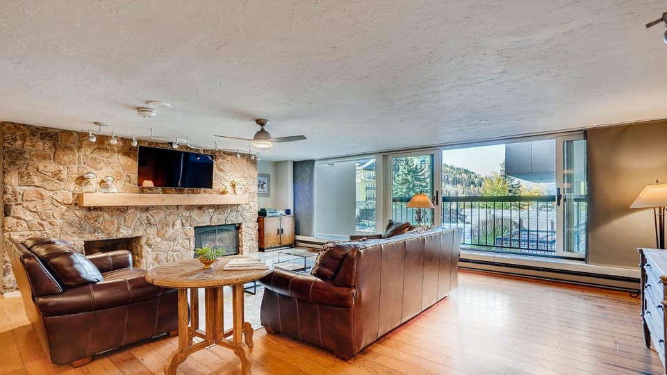 Bed, Day, TV and multimedia, View (from property/room), Balcony/Terrace, Living room, Mountain view, fireplace, furniture, heating
