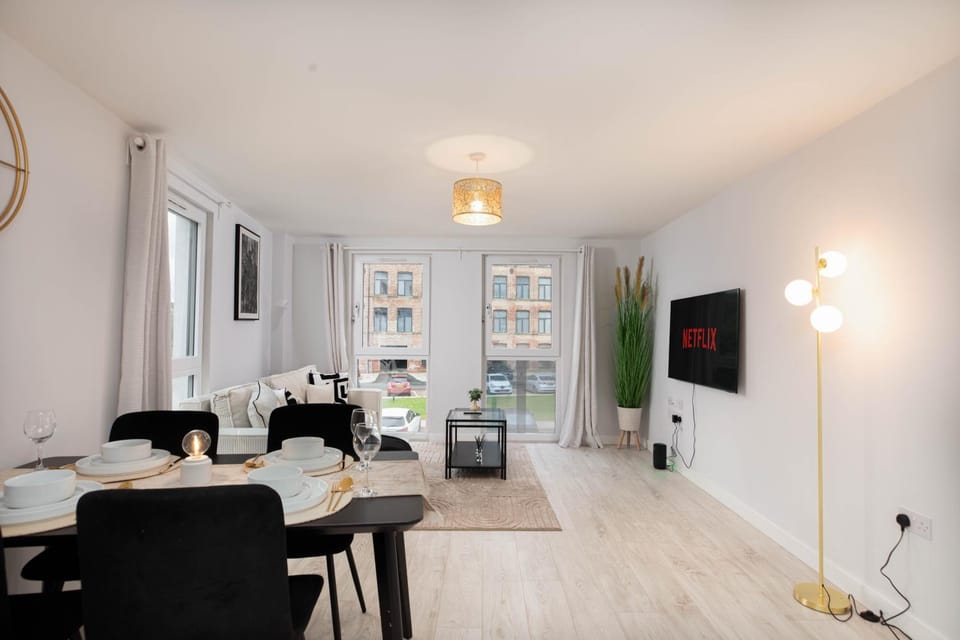 Communal lounge/ TV room, TV and multimedia, Living room, Seating area, Dining area, Evening entertainment
