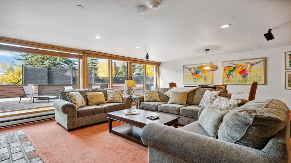 Day, Garden, View (from property/room), Living room, Seating area, Autumn, furniture