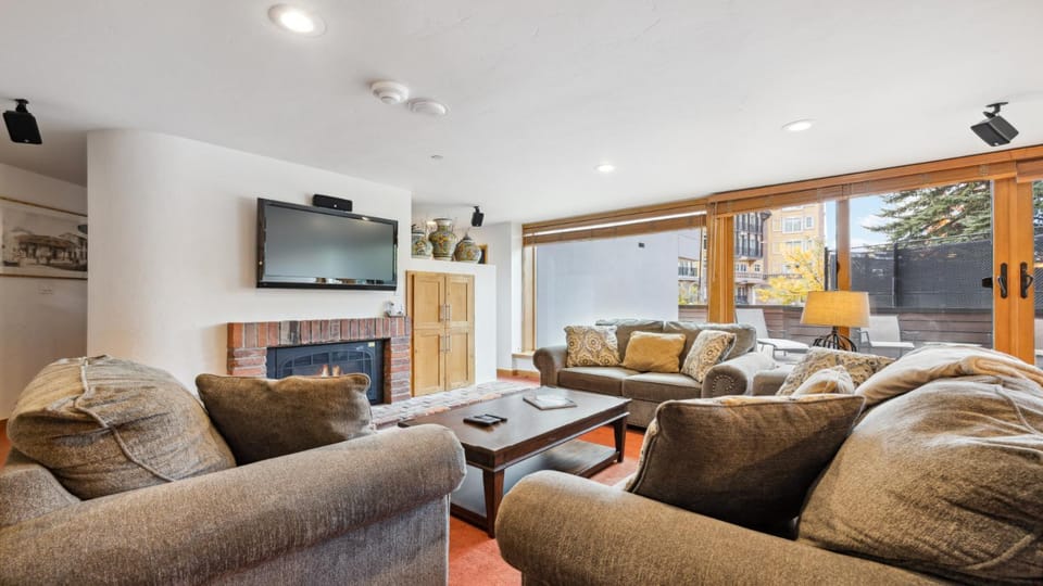 Day, TV and multimedia, Living room, Seating area, Mountain view, fireplace, furniture, air conditioner
