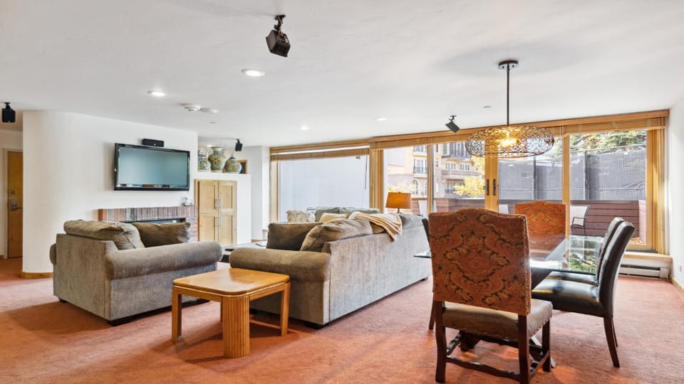 Day, TV and multimedia, Balcony/Terrace, Living room, Seating area, furniture