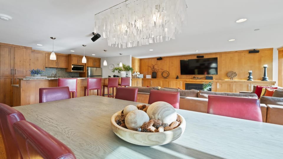 Day, TV and multimedia, Kitchen or kitchenette, Living room, Seating area, Dining area, furniture, kitchen, air conditioner