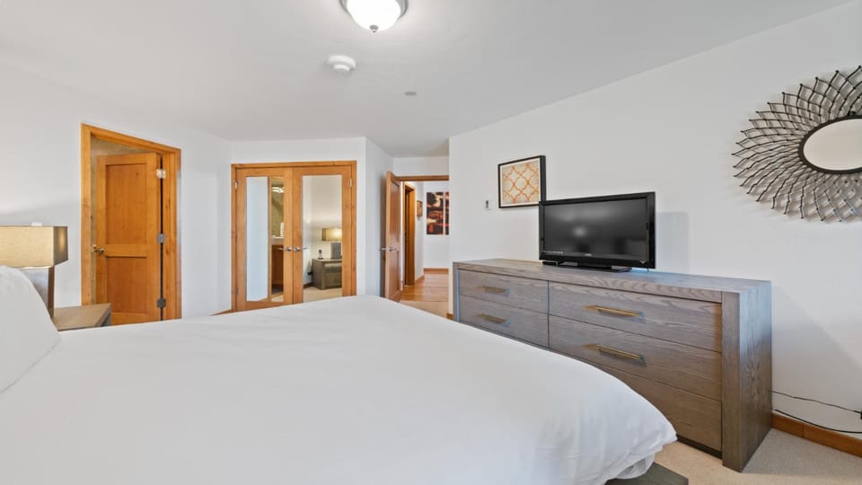 Bed, Day, TV and multimedia, Bedroom, furniture, wardrobe