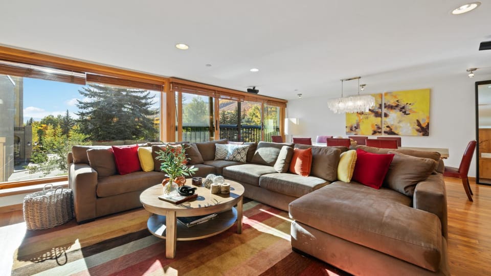Day, View (from property/room), Living room, Seating area, Dining area, Autumn, furniture