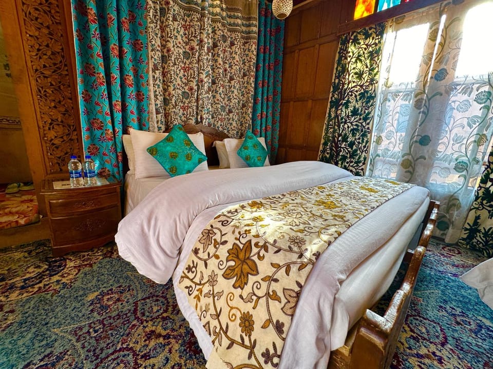Lake Palace Group Of House Boats Hotel in India