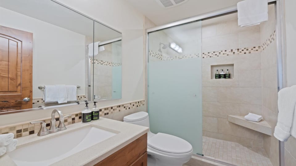 Shower, Toilet, Bathroom, Bath, towels, air conditioner