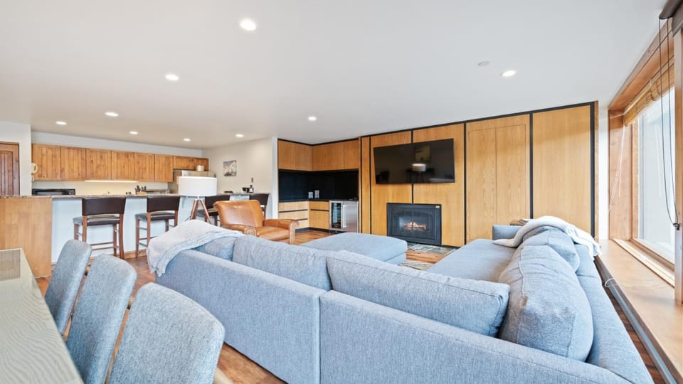 TV and multimedia, Kitchen or kitchenette, Living room, Seating area, fireplace, furniture, air conditioner
