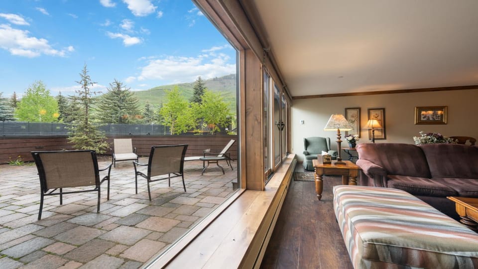 Patio, Day, Balcony/Terrace, Living room, Seating area, Mountain view, furniture