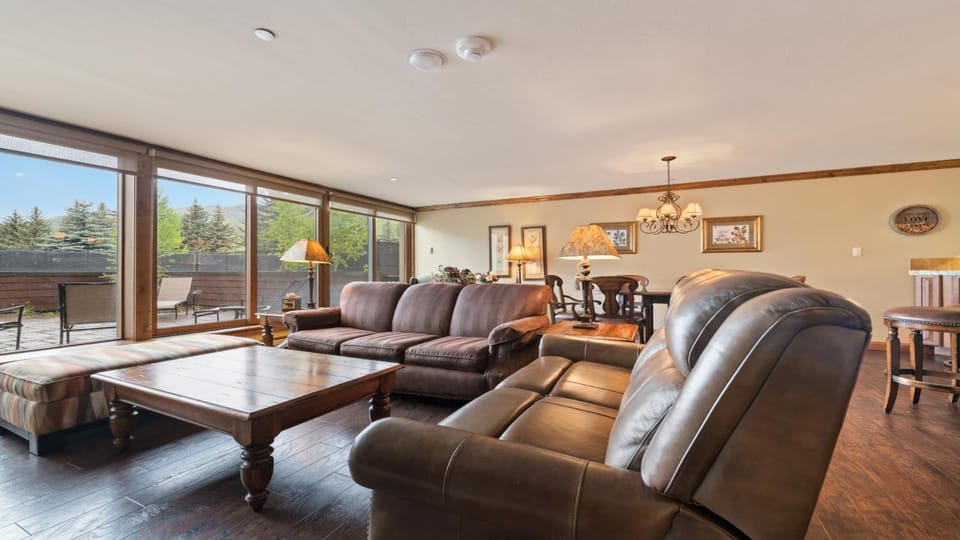Day, Natural landscape, Balcony/Terrace, Living room, Seating area, Dining area, furniture