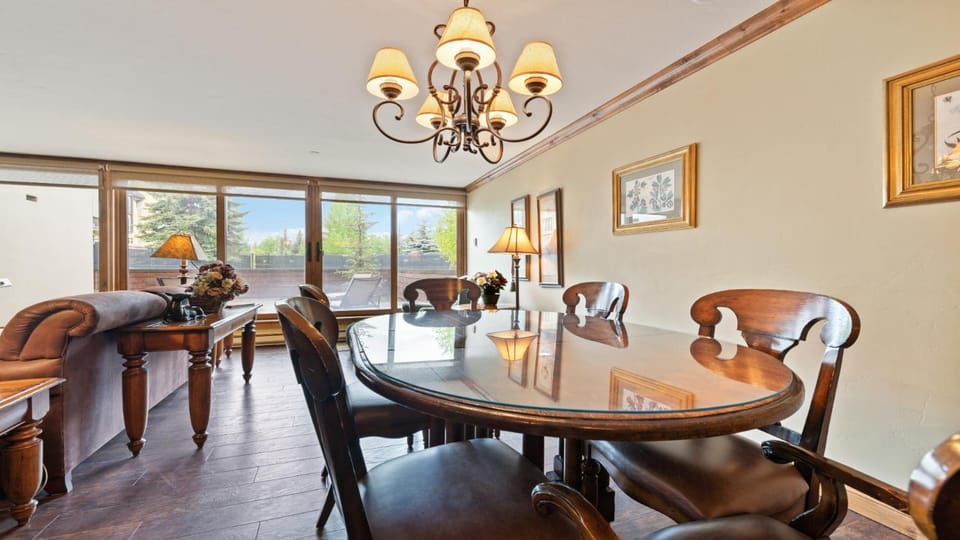 Day, Living room, Dining area, Mountain view, furniture