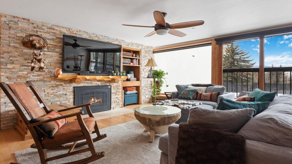 Day, TV and multimedia, View (from property/room), Balcony/Terrace, Living room, Seating area, Mountain view, fireplace, furniture