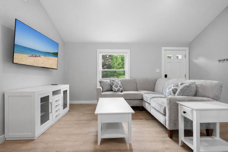 Day, TV and multimedia, Living room, Seating area, furniture