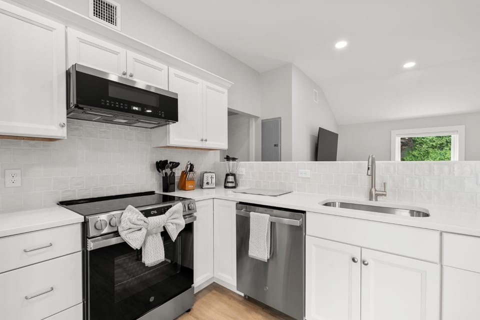 Day, TV and multimedia, Kitchen or kitchenette, dishwasher, oven, stove, air conditioner