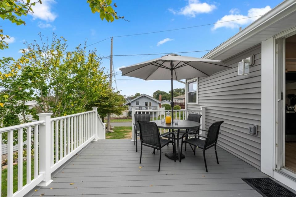 Patio, Day, Neighbourhood, Balcony/Terrace