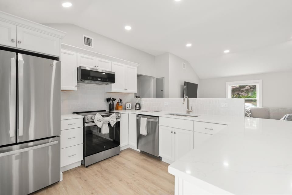 Day, TV and multimedia, Kitchen or kitchenette, Seating area, dishwasher, microwave, oven, air conditioner