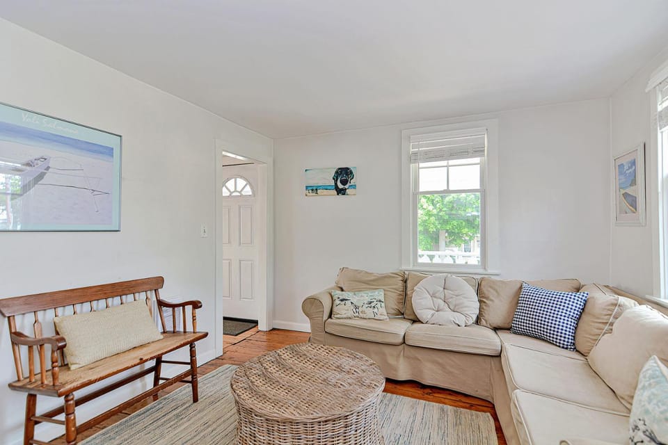 Day, Living room, Seating area, furniture