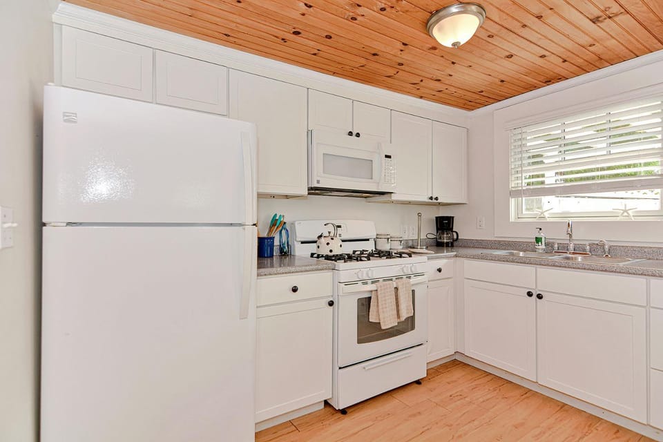 Day, Kitchen or kitchenette, oven, stove, kitchen
