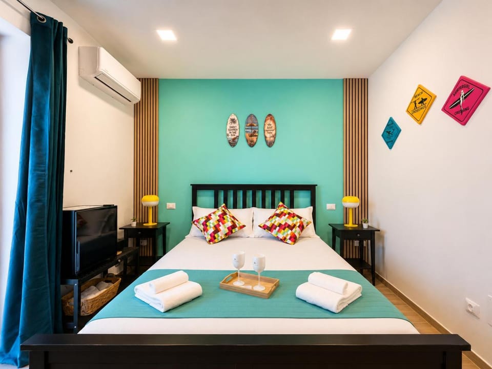 TV and multimedia, Photo of the whole room, Bedroom, towels, air conditioner