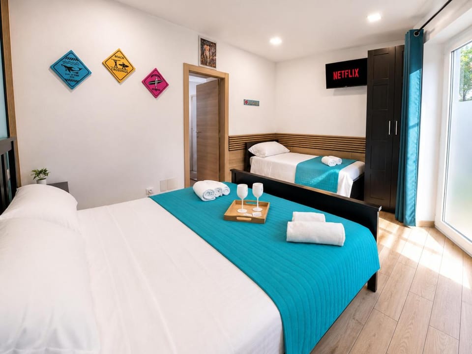 Bed, TV and multimedia, Photo of the whole room, Bedroom, towels