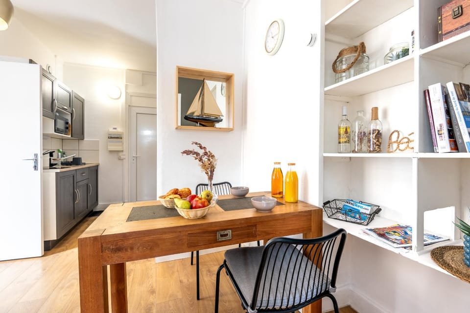 Kitchen or kitchenette, Dining area, oven, stove