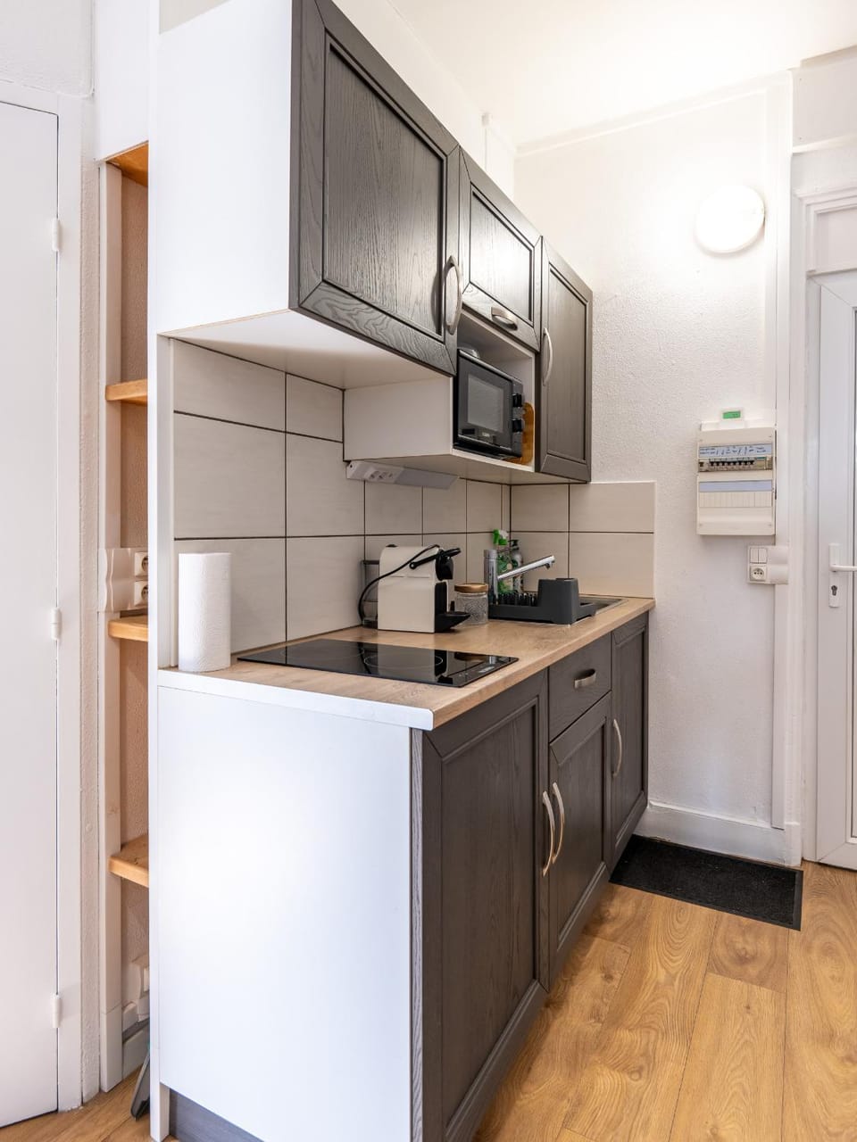 Coffee/tea facilities, Kitchen or kitchenette, microwave, stove, toaster