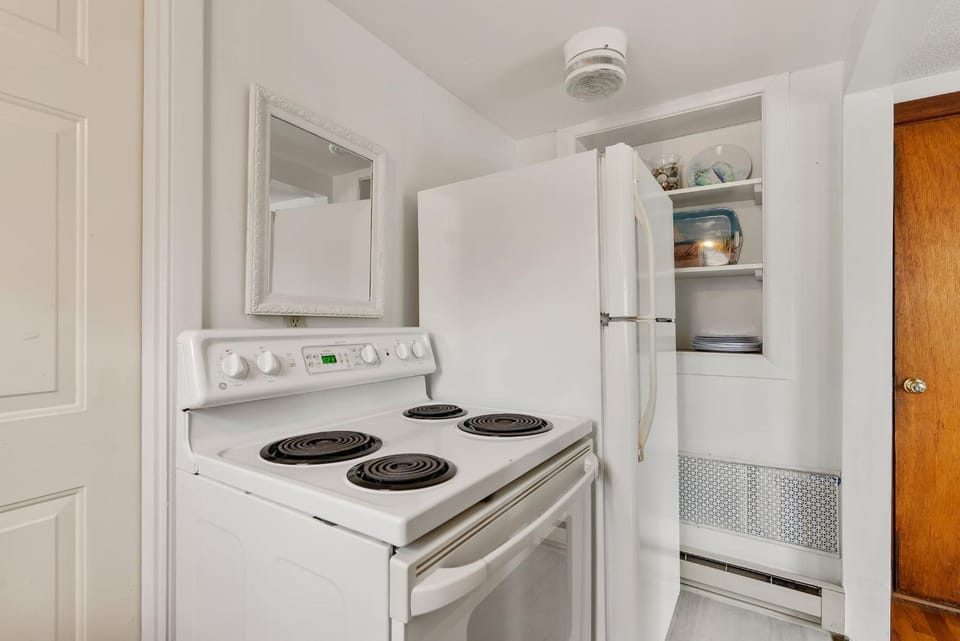 Kitchen or kitchenette, heating, oven, stove