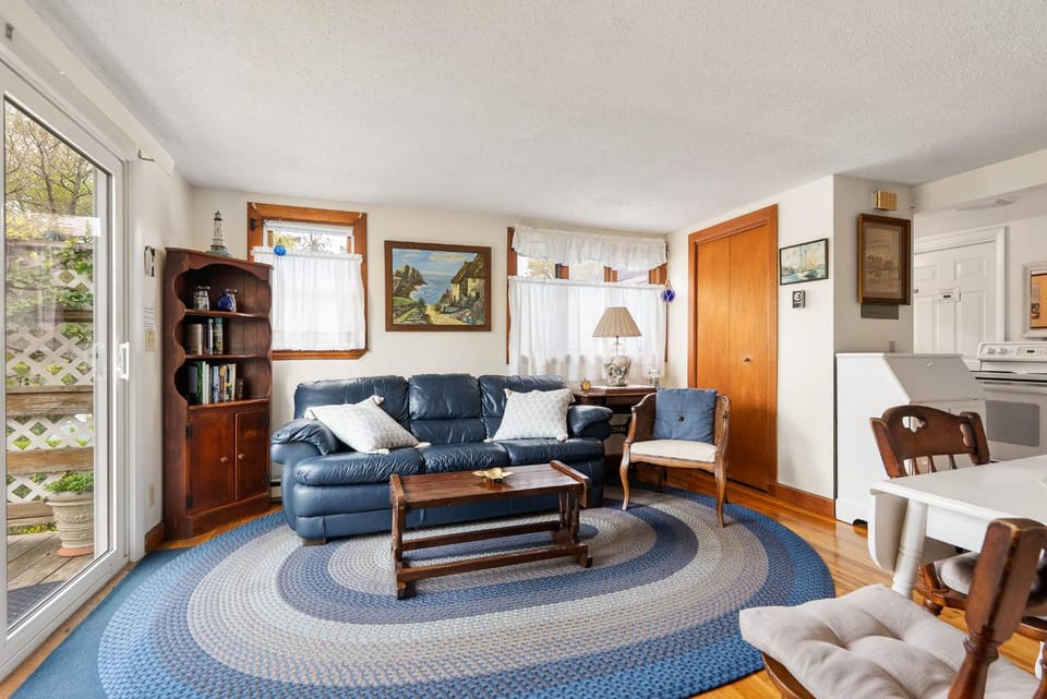 Day, Living room, Seating area, furniture