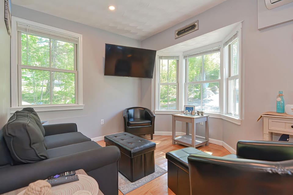 Day, TV and multimedia, Living room, Seating area, furniture, air conditioner