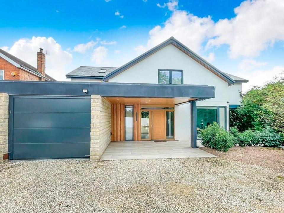 Property building, Patio, On site, Garden view, Street view, Location, Quiet street view, Parking, heating
