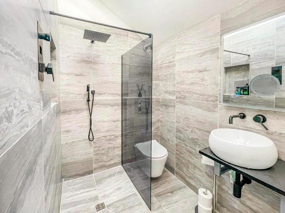 Own Room & En-suite in Wakefield in stunning House Vacation rental in Wakefield