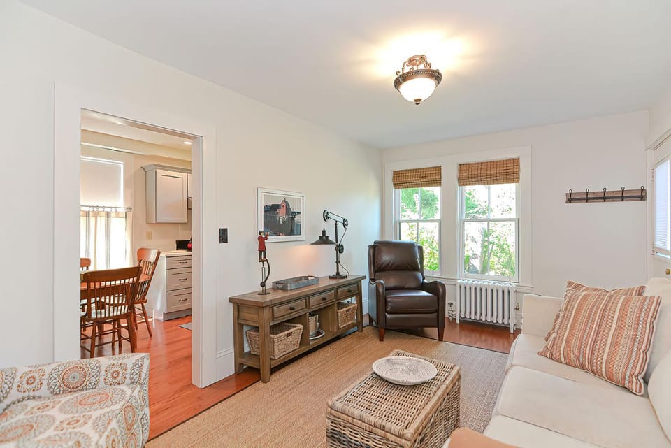 Day, TV and multimedia, Living room, Seating area, furniture, heating