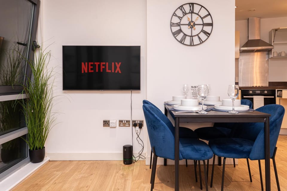 TV and multimedia, Kitchen or kitchenette, Living room, Seating area, Dining area