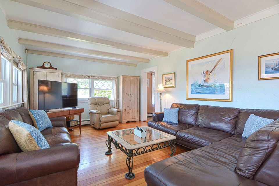 Day, TV and multimedia, Living room, Seating area, furniture