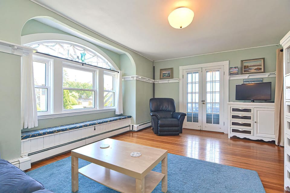 Day, TV and multimedia, Living room, Seating area, furniture, heating