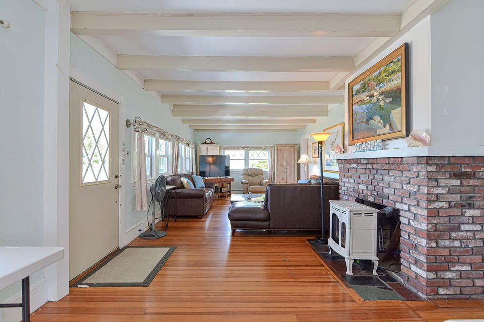 Day, TV and multimedia, Living room, Seating area, fireplace, furniture, heating