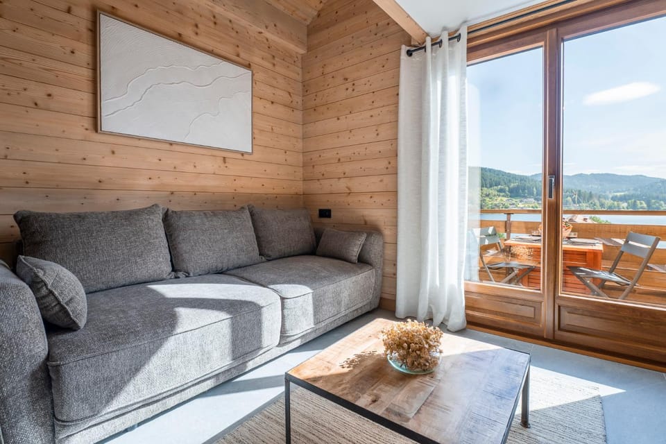 View (from property/room), Balcony/Terrace, Living room, Seating area, Lake view, Mountain view
