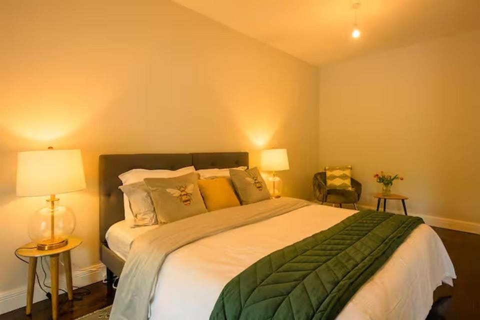 Bed, Photo of the whole room, Decorative detail, Seating area, Bedroom