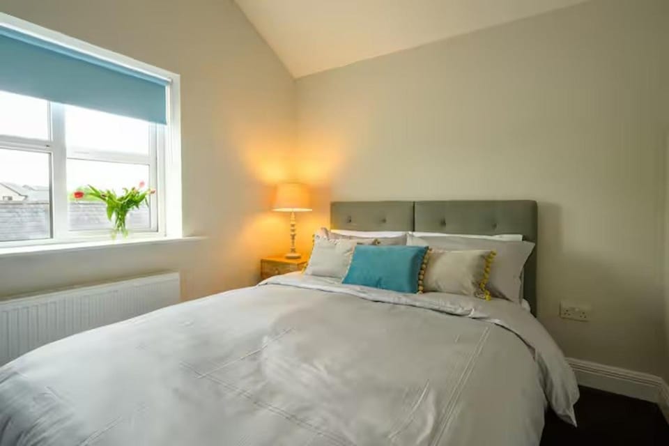 Bed, View (from property/room), Photo of the whole room, Decorative detail, Bedroom, heating