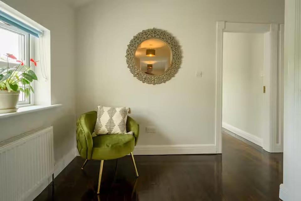 Living room, Decorative detail, Seating area, heating, acessibility