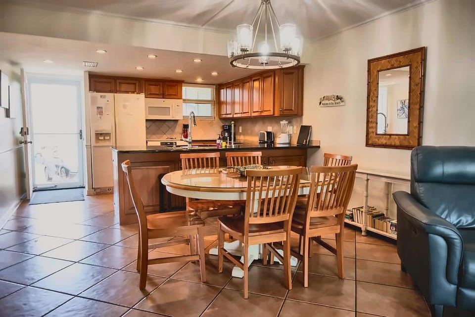 Seaside Haven Poolside Condo with Beach Access Apartment in Crescent Beach