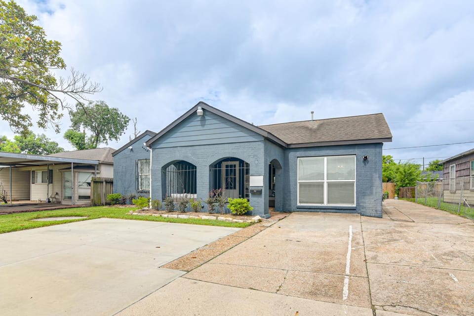 5 Mi to Daikin Park & Dtwn! Family Home w/ Patio House in Harris County
