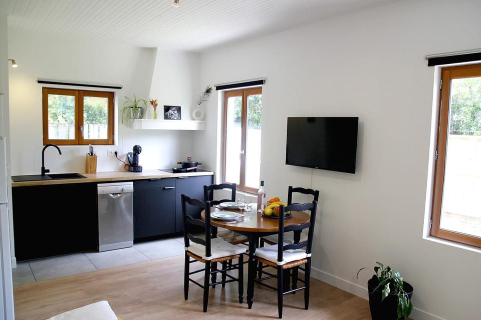 TV and multimedia, Coffee/tea facilities, Kitchen or kitchenette, Dining area, dishwasher, oven, stove