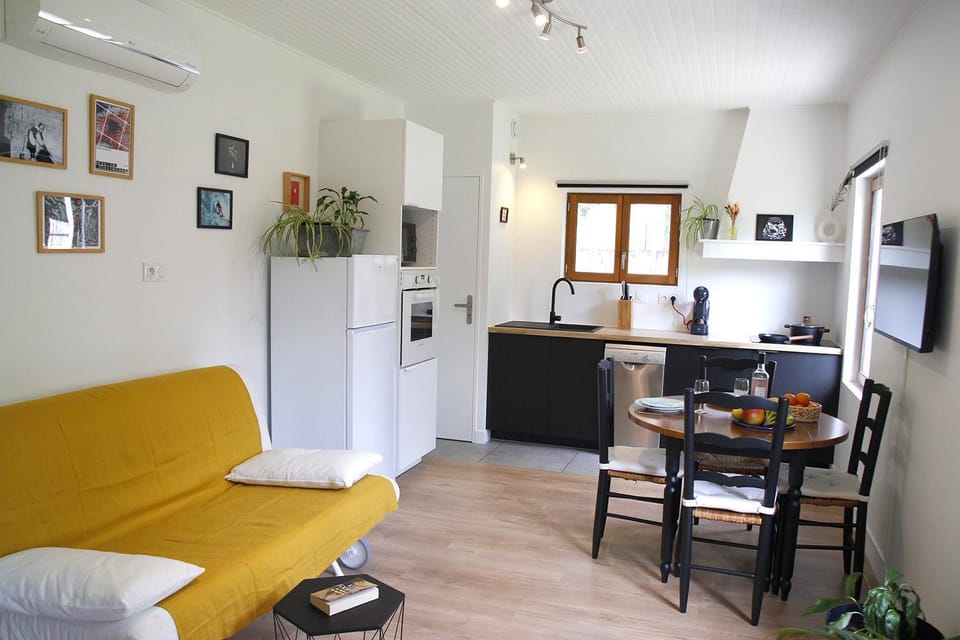 TV and multimedia, Coffee/tea facilities, Living room, dishwasher, internet, microwave, oven, stove, toaster, kitchen, air conditioner