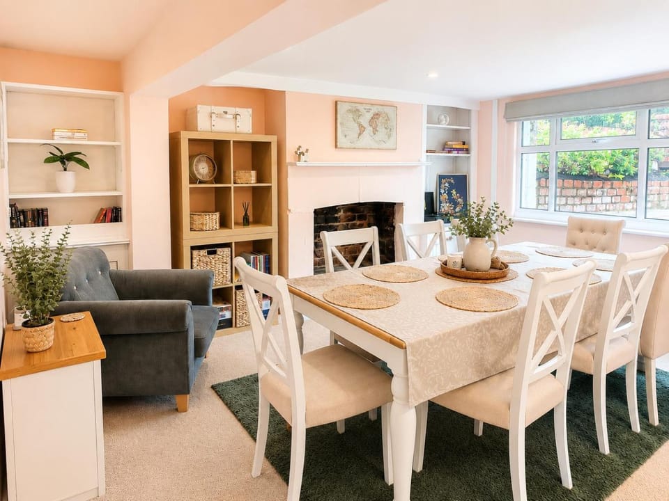 Seating area, Dining area