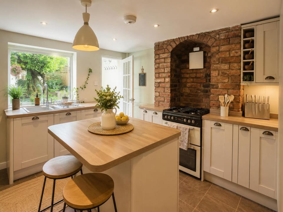 Kitchen or kitchenette, Dining area, pet friendly, stove