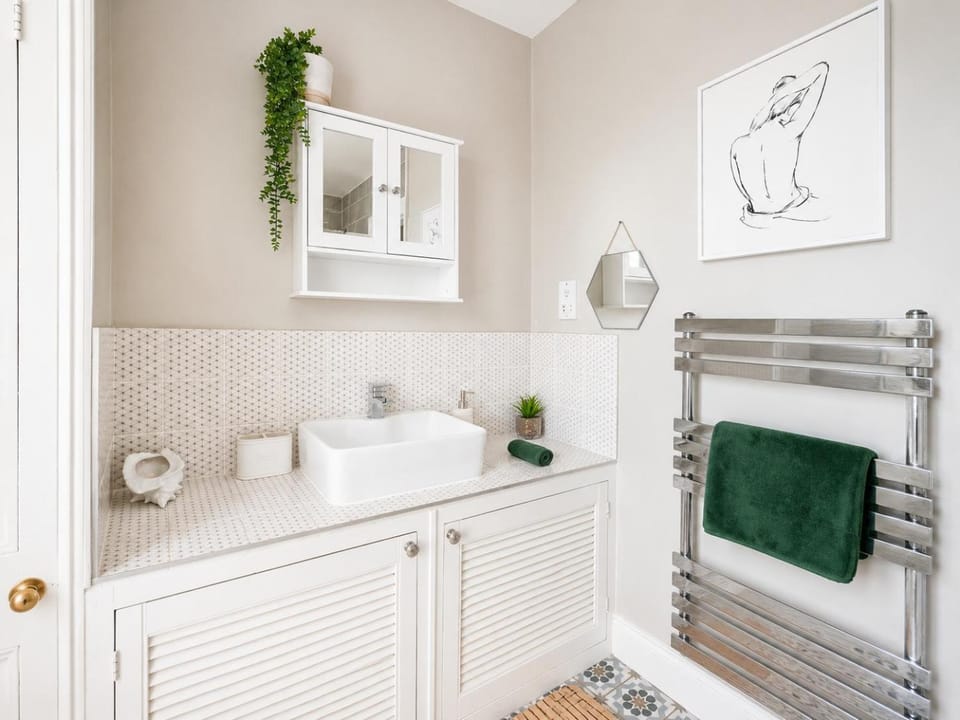 Bathroom, towels
