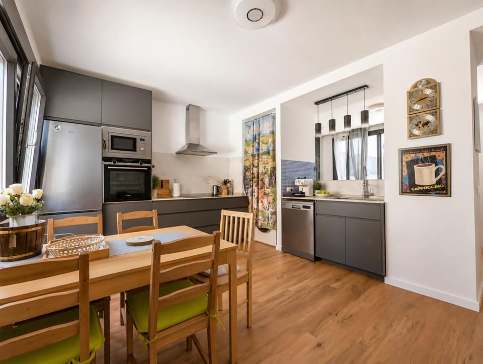 Kitchen or kitchenette, Dining area