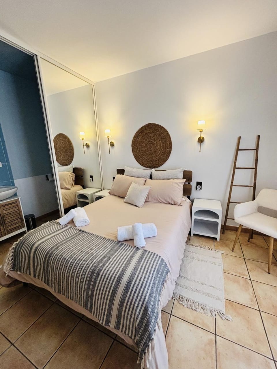 Bed, Photo of the whole room, Bedroom, towels