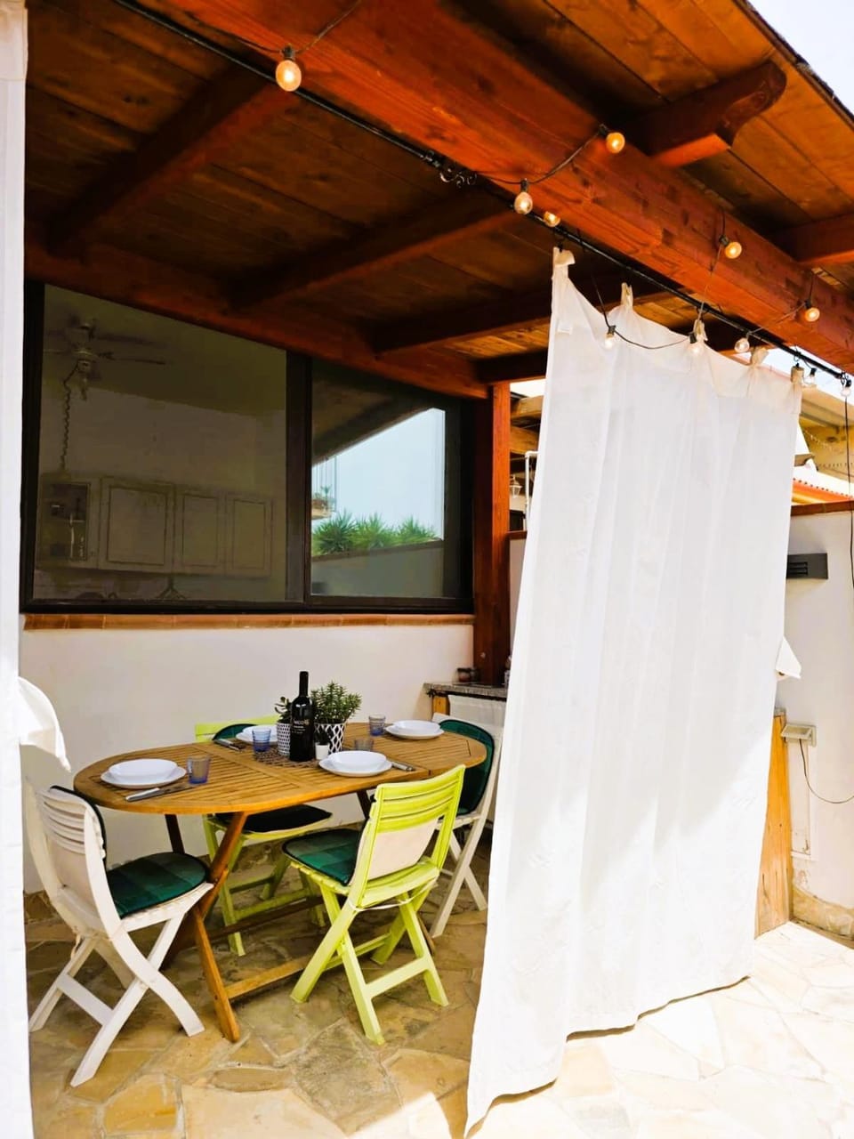 Patio, Day, Dining area