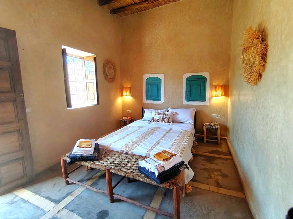 Bed, Bedroom, towels
